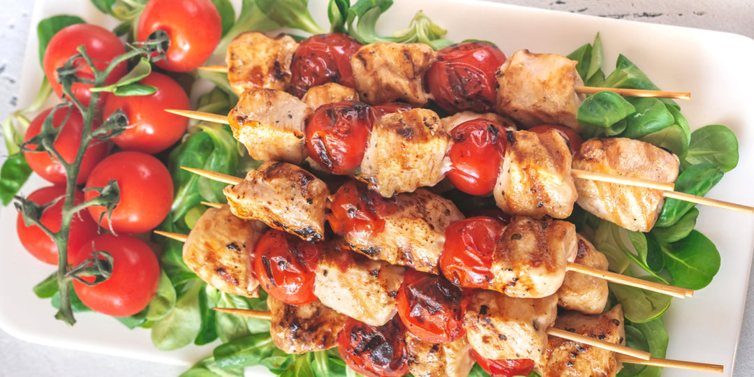 Brochettes de poulet caprese au pesto